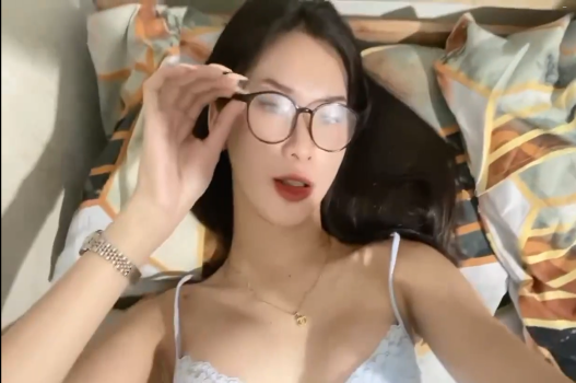 Cô gái xinh ngực khủng khiến cu anh cương lên